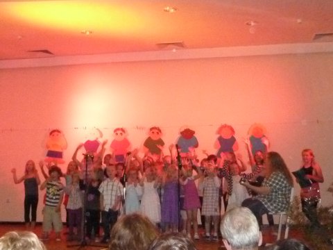 Kröpeliner Kinder auf der Bühne der Aula bei der Festveranstaltung 20 Jahre Partnerschaft Kröpelin und Hude
